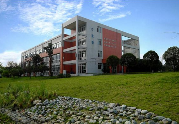 四川省雙流建設(shè)職業(yè)技術(shù)學(xué)校成立于1973年，是成都市首批改制的公辦中等職業(yè)技術(shù)學(xué)校。現(xiàn)有在校教職工100余人，其中中學(xué)高級(jí)教師36人，雙師型教師比率達(dá)70%，有教學(xué)班44個(gè)，學(xué)生2000余人。學(xué)校目前占地50余畝，建筑面積19700平米，開辦有建筑工程與施工、物流服務(wù)與管理、計(jì)算機(jī)及應(yīng)用、學(xué)前教育、電子商務(wù)、航空服務(wù)六個(gè)專業(yè)，專業(yè)設(shè)備總值千萬余元。雙流建校人秉承“百年職教 厚德尚能”的辦學(xué)理念，以“鍛品性 煉技能 騁職場(chǎng) 我能行”為校訓(xùn)，堅(jiān)持“個(gè)個(gè)成人 人人成才”的培養(yǎng)目標(biāo)，搶抓發(fā)展機(jī)遇，加大管理力度，大膽實(shí)施教育教學(xué)改革，取得了諸多驕人的成績(jī)。  我校把國(guó)學(xué)誦讀與職高學(xué)生道德品質(zhì)養(yǎng)成教育相結(jié)合，做到了“日日有誦讀、周周有安排、月月有主題、期期有展示，年年出成果”，實(shí)現(xiàn)了活動(dòng)的生活化、常態(tài)化、課程化、序列化，彰顯育人效果。2012年5月10日，中央電視臺(tái)新聞?lì)l道聚焦我校，學(xué)校將國(guó)學(xué)誦讀與培養(yǎng)中職學(xué)生人文素養(yǎng)相結(jié)合的特色育人模式在全國(guó)彰顯。學(xué)校這一特色順利入選全國(guó)職業(yè)院校德育創(chuàng)新和校園文化建設(shè)座談會(huì)典型案例。2012年由成都市委宣傳部、文明委主辦，我校承辦的中華經(jīng)典吟誦活動(dòng)成功舉行，為雙流建校、雙流縣贏得了榮譽(yù)。 開設(shè)專業(yè)： 建筑專業(yè) 雙流建校建筑專業(yè)始創(chuàng)于1983年，教學(xué)實(shí)訓(xùn)設(shè)施一流。現(xiàn)有專業(yè)教師17人，實(shí)訓(xùn)指導(dǎo)教師9人，成都市雙師型教師8人，其中專業(yè)骨干教師8人，校級(jí)學(xué)科帶頭人2人，縣級(jí)學(xué)科帶頭人1人，建筑工程師、全國(guó)一、二級(jí)建造師、全國(guó)監(jiān)理工程師17人。該專業(yè)自成立以來，累計(jì)培養(yǎng)了近3000名建筑專業(yè)初級(jí)技術(shù)人才，進(jìn)入四川華西集團(tuán)、四川貴通建筑、四川雙興建司、成都華興建筑等多家公司擔(dān)任施工、預(yù)算、安全、資料、監(jiān)理等崗位技術(shù)工作。雙流建校建筑專業(yè)，為成都乃至全國(guó)的建筑事業(yè)發(fā)展做出了應(yīng)有的貢獻(xiàn)。 計(jì)算機(jī)應(yīng)用專業(yè) 雙流建校計(jì)算機(jī)應(yīng)用專業(yè)始創(chuàng)于2004年，2007年與北大青鳥教育集團(tuán)聯(lián)合辦學(xué)，開設(shè)計(jì)算機(jī)應(yīng)用北大青鳥特色班。計(jì)算機(jī)專業(yè)應(yīng)用現(xiàn)有專業(yè)教師12人，實(shí)訓(xùn)指導(dǎo)教師6人，成都市雙師型教師3人，其中專業(yè)骨干教師6人，校級(jí)學(xué)科帶頭人2人，縣級(jí)學(xué)科帶頭人1人，網(wǎng)絡(luò)工程師、程序設(shè)計(jì)員（二級(jí)技師）、網(wǎng)絡(luò)調(diào)試員（二級(jí)技師）、平面設(shè)計(jì)師（二級(jí)技師）、電子商務(wù)設(shè)計(jì)師等6人。該專業(yè)自成立以來，累計(jì)培養(yǎng)了近1000名計(jì)算機(jī)中初級(jí)技術(shù)人才。 物流專業(yè) 物流專業(yè)始創(chuàng)于2008年，現(xiàn)有專業(yè)教師8人，實(shí)訓(xùn)指導(dǎo)教師3人，成都市雙師型教師5人，其中專業(yè)骨干教師4人，校級(jí)學(xué)科帶頭人1人，高級(jí)物流師1人，物流師4人、助理物流師2人。該專業(yè)教學(xué)設(shè)施一流，并形成了科學(xué)的教育教學(xué)體系。自成立以來，累計(jì)培養(yǎng)了近600名物流專業(yè)中初級(jí)人才，羅磊、王丹丹、魯唯、姜麗、王強(qiáng)、徐浩磊、廖俊英、蔣金洲、何德全等畢業(yè)生進(jìn)入一汽物流、順豐速運(yùn)、圓通速遞、申通快遞、百世匯通、吉利汽車招商局物流、DHL、新品川等多家公司擔(dān)任管理、營(yíng)銷、客服等崗位工作，多名校友成長(zhǎng)為物流公司中高層或業(yè)務(wù)骨干。 學(xué)前教育專業(yè) 學(xué)前教育專業(yè)創(chuàng)辦于1996年，該專業(yè)辦學(xué)設(shè)施完善，辦學(xué)經(jīng)驗(yàn)豐富，16年來，畢業(yè)生逾1500人，崔紅玲、馮玥、蒲桂花、張敏、李丹等學(xué)生畢業(yè)后在成都金太陽(yáng)幼兒園、雙流實(shí)驗(yàn)小學(xué)附屬幼兒園、成都思恩幼兒園、成都英英幼兒園、成都紅玲新世紀(jì)幼兒園和四川省內(nèi)許多中小學(xué)任教，為雙流縣、成都市乃至四川省的地方經(jīng)濟(jì)發(fā)展培養(yǎng)和輸送了大批優(yōu)秀的學(xué)前教育專業(yè)教師，培養(yǎng)了許多小學(xué)、初中階段音樂、美術(shù)教師，有著良好的社會(huì)聲譽(yù)。 電子商務(wù)專業(yè)        電子商務(wù)專業(yè)始創(chuàng)于2011年，2013年,本專業(yè)與天榮北教育集團(tuán)聯(lián)合辦學(xué)，開設(shè)了電子商務(wù)天榮北軟特色班。該專業(yè)自成立以來，教學(xué)設(shè)施不斷完善，專業(yè)建設(shè)蓬勃發(fā)展。雙流建校抓住成都市大力發(fā)展電子商務(wù)的機(jī)遇，推進(jìn)專業(yè)建設(shè)和學(xué)生能力培養(yǎng)，與京東商城、當(dāng)當(dāng)網(wǎng)等國(guó)內(nèi)大型電子商務(wù)企業(yè)建立了良好的校企合作關(guān)系。 航空服務(wù)專業(yè) 西翔航空學(xué)院：是成都藝術(shù)職業(yè)學(xué)院與四川西翔投資管理有限公司合作成立的特色二級(jí)學(xué)院，學(xué)院占地1000畝。學(xué)院現(xiàn)有學(xué)生5000余名，是西部最專業(yè)民航空地勤人才培養(yǎng)基地之一，也是全國(guó)為數(shù)不多的在校學(xué)生能夠獲得民航安檢員、民航客運(yùn)員、民航貨運(yùn)員、民航危險(xiǎn)品運(yùn)輸員等民航類國(guó)家職業(yè)資格證書的民航院校。畢業(yè)學(xué)生由學(xué)院負(fù)責(zé)安置到全國(guó)各大機(jī)場(chǎng)，航空公司、大型企事業(yè)單位就業(yè)。西翔航空與雙流建校合作，為雙流建校航空服務(wù)專業(yè)提供專業(yè)師資、實(shí)訓(xùn)設(shè)備、實(shí)習(xí)就業(yè)支持，竭力把雙流建校航空服務(wù)專業(yè)打造成省內(nèi)一流專業(yè)。 收費(fèi)標(biāo)準(zhǔn)不分區(qū)內(nèi)外 資助政策： 1、免收學(xué)費(fèi) 2、享受國(guó)家助學(xué)金200元*10月/年（20%） 3、雙流籍低保學(xué)生：300/期書本費(fèi) 4、大成都戶口，免250元/期住校費(fèi) 5、困難學(xué)生以及大成都戶口住校生享受免住校費(fèi)250元/期